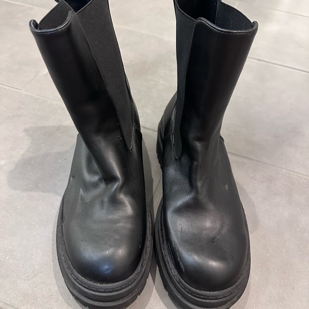 Good American Black Chelsea Slip-On Boots